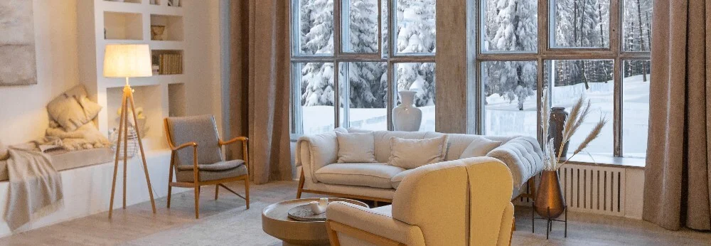 Ein Gartenhaus aus Holz im Rohbau